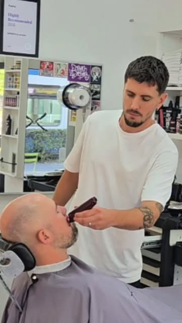 Kopfrasur bei BARBER by amado